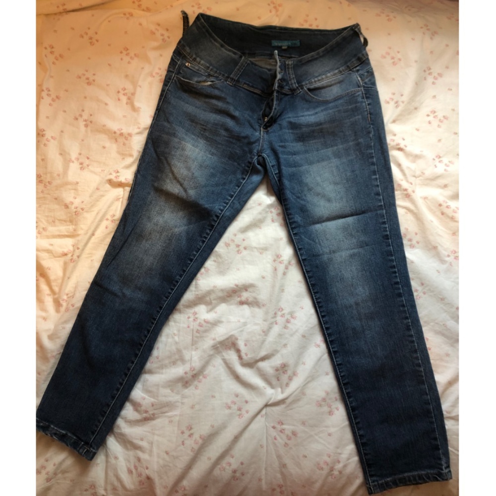Nice light wash denim capris YMI, Size 11